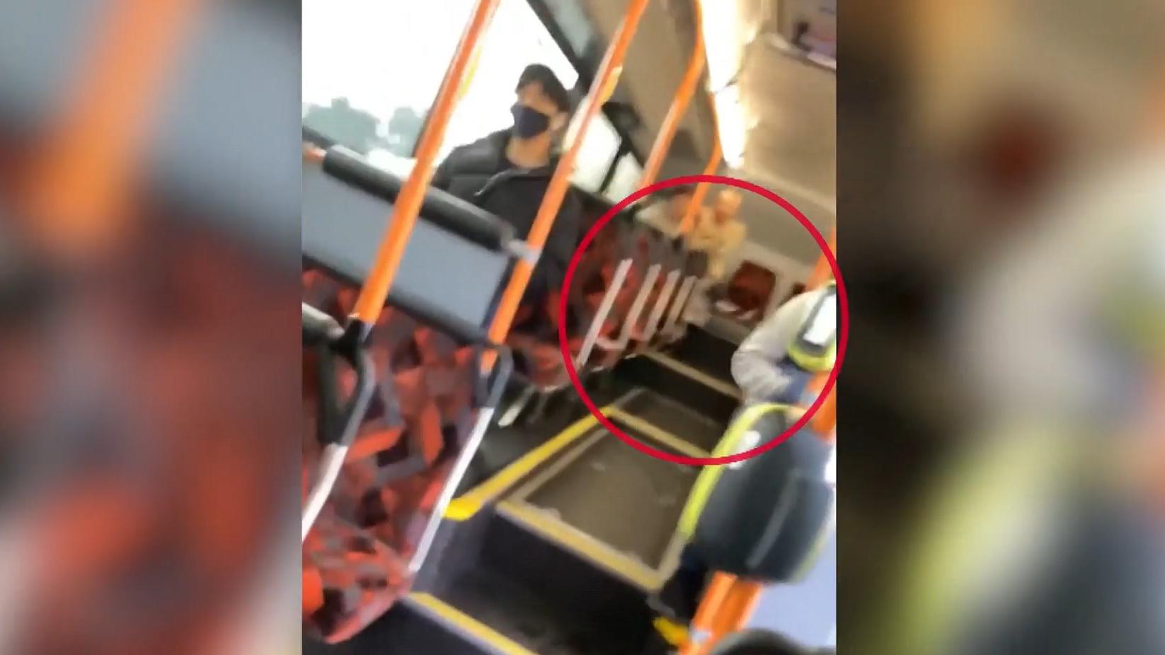 Skurriles Video Pärchen will Sex im Bus Fahrgast schreitet wütend ein