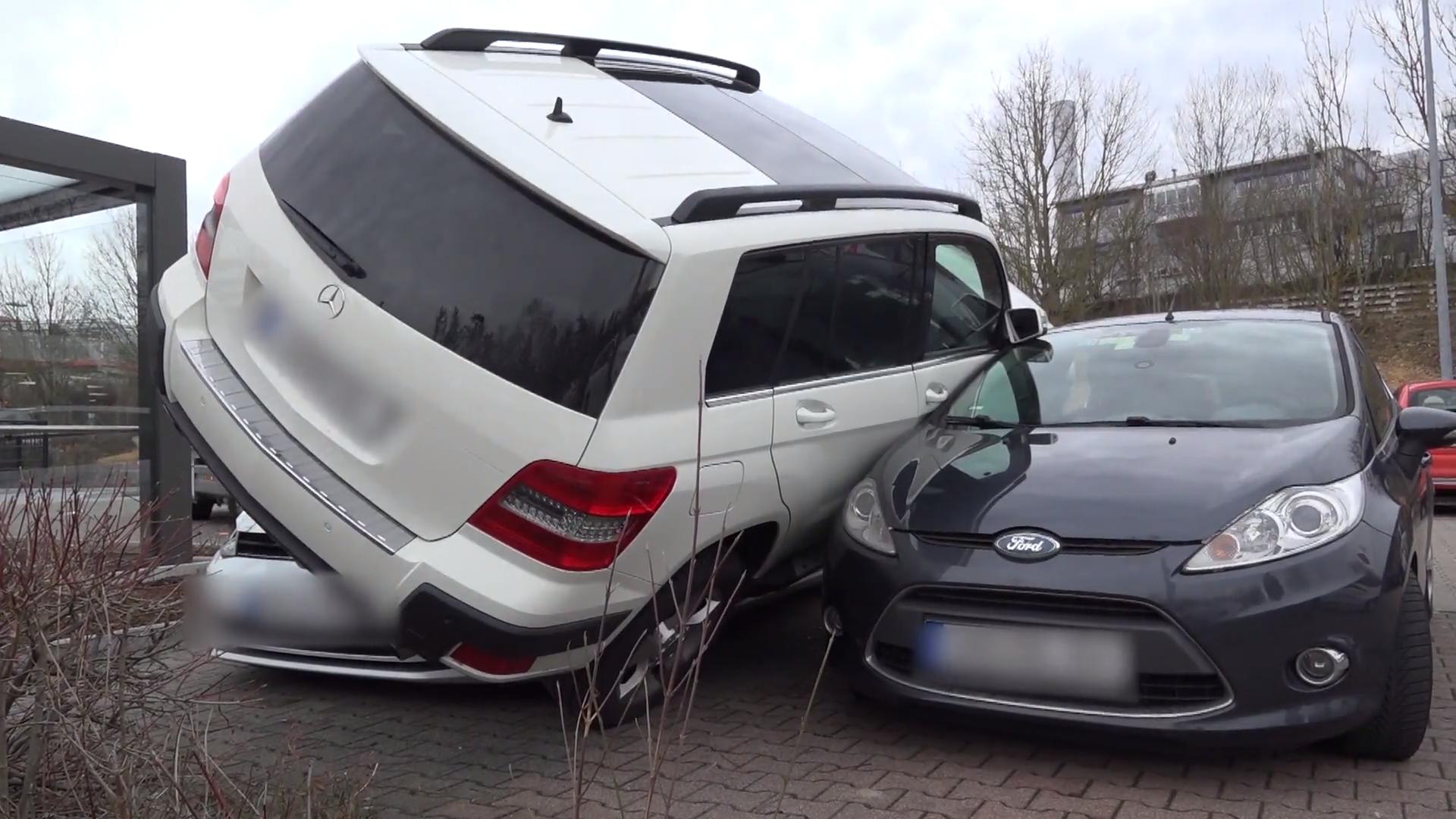 Leonberg Mercedes Suv Landet Auf Parkenden Autos Die Unglaubliche Szene Im Video
