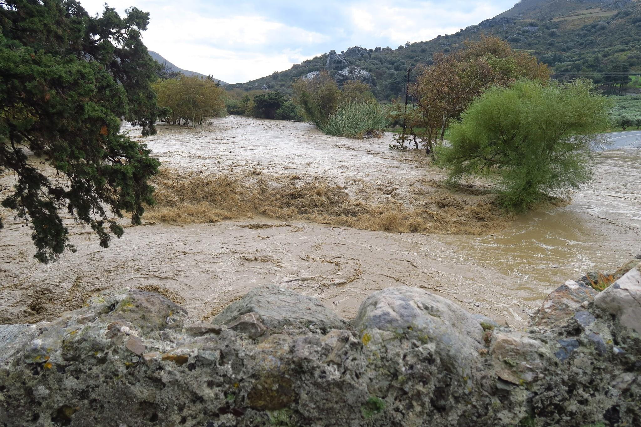 Unwetter Griechenland Verkehrschaos Durch Fluten Auf Kreta