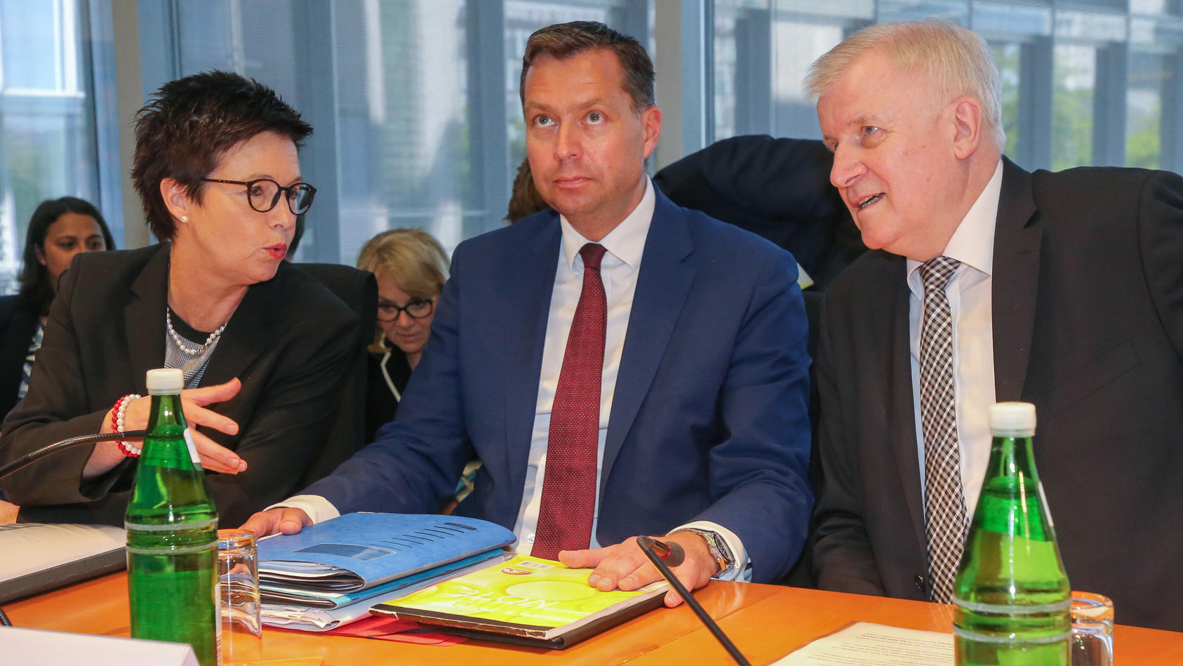 Bamf-Chefin Jutta Cordt, Stephan Mayer und Horst Seehofer im Bundestags-Innenausschuss.