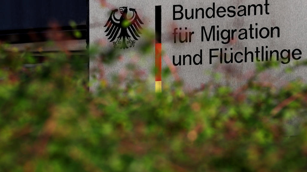 Das Bundesamt für Migration und Flüchtlinge steht wegen der Unregelmäßigkeiten in seiner Bremer Außenstelle massiv unter Druck.