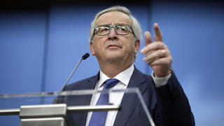 ARCHIV - 23.03.2018, Belgien, Brüssel: EU-Kommissionspräsident Jean-Claude Juncker  spricht bei einer Pressekonferenz. Der Handelsstreit zwischen den USA und den Europäern droht trotz monatelanger Verhandlungen zu eskalieren. Die Trump-Regierung macht ernst und brummt Unternehmen aus der EU Strafzölle auf. Foto: Olivier Matthys/AP/dpa +++ dpa-Bildfunk +++