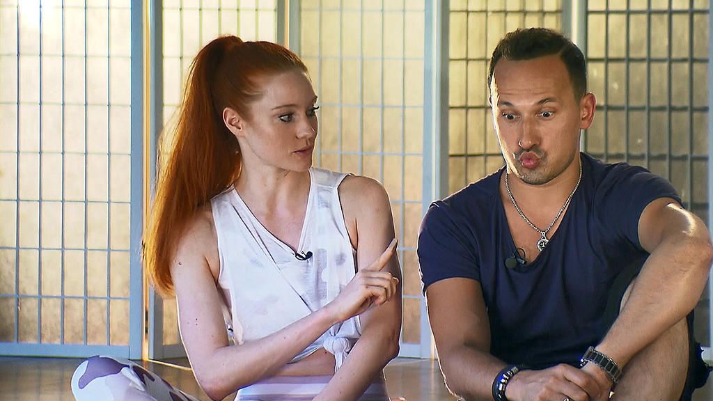 Barbara Meier klärt Sergiu Luca über ihre mögliche Stärke beim "Impro Dance Extreme" auf.