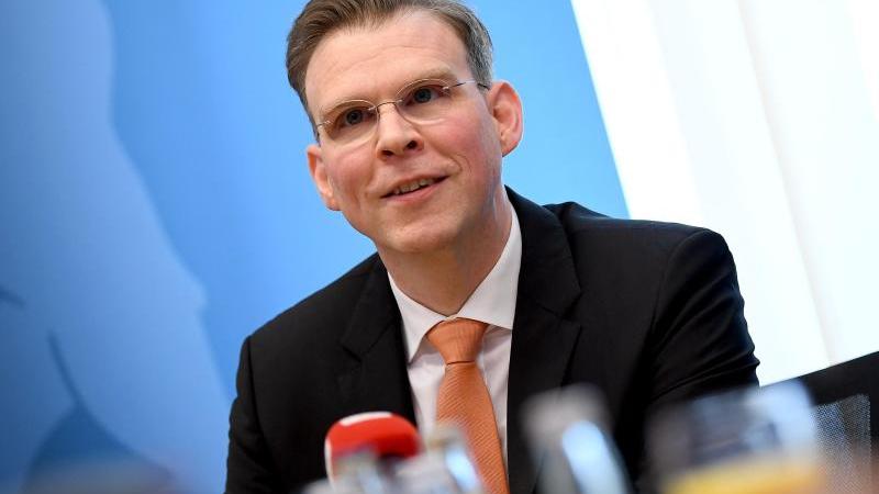 Florian Graf bei einer Pressekonferenz
