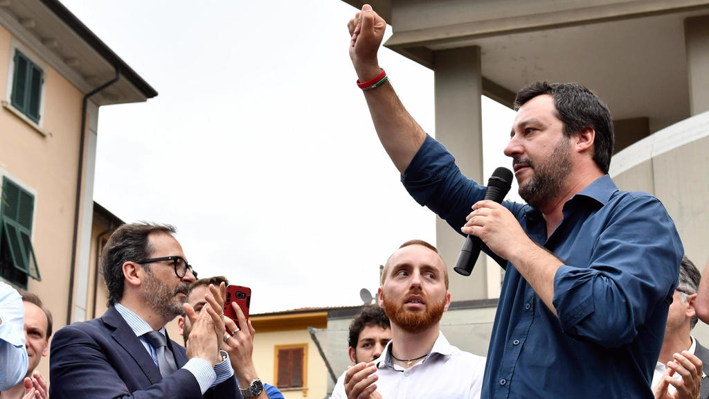 30.05.2018, Italien, Pisa: Matteo Salvini, Vorsitzender der Lega-Partei, spricht bei einer lokalen Wahlkampfveranstaltung. Salvini sagte, er bevorzuge nach dem Scheitern der Regierungsbildung schnelle Neuwahlen. Foto: Riccardo Dalle Luche/ANSA/dpa ++