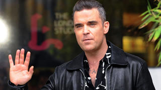 ARCHIV - Der britische Popstar Robbie Williams winkt am 14.11.2016 in London (Großbritannien). (zu dpa «Robbie Williams: Ich leide unter Essstörung und Depressionen» vom 03.09.2017) Foto: Nick Ansell/PA Wire/dpa +++(c) dpa - Bildfunk+++