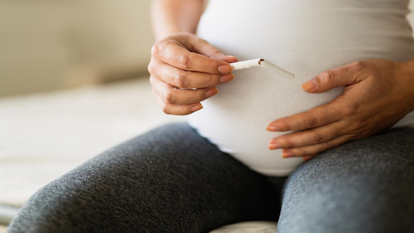 Rauchen in der Schwangeren schadet nicht nur der Mutter, sondern auch dem ungeborenen Baby.