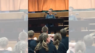 Adam Kornowski singt bei der Talentshow seiner Schule John Lennons 'Imagine'.