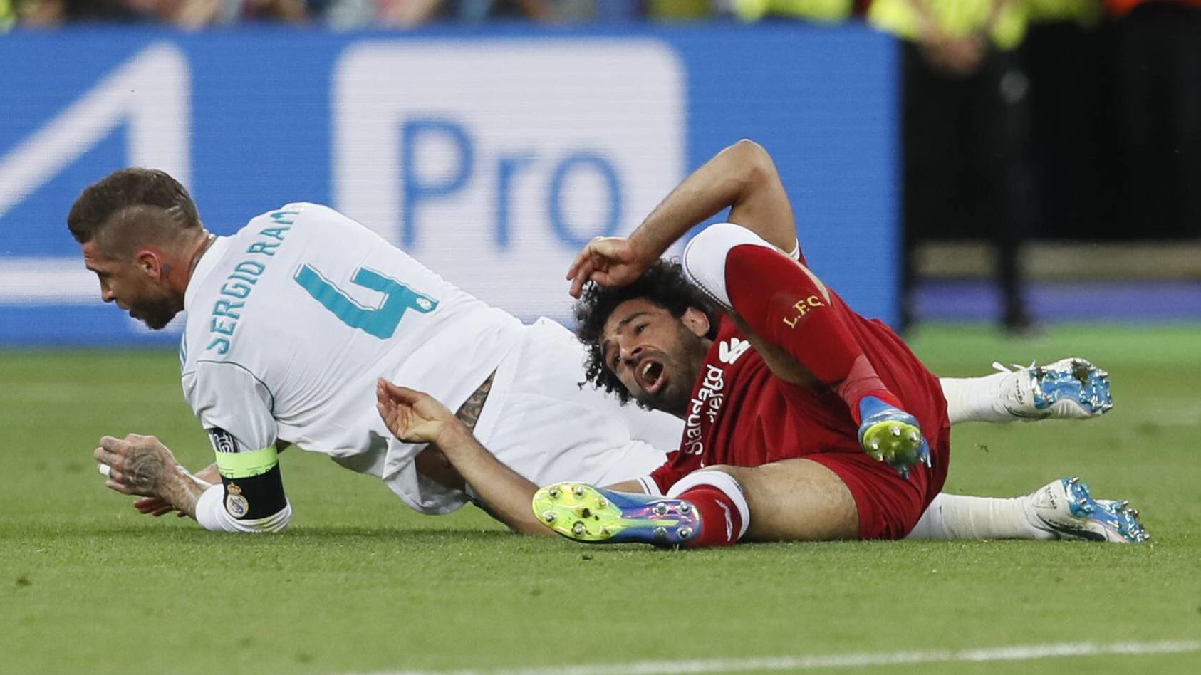 Fußball, CL Finale, Verletzung Mohamed Salah Sergio Ramos of Real Madrid tackles Mohamed Salah of Liverpool during the UEFA Champions League Final match at the NSK Olimpiyskiy Stadium, Kiev. Picture date 26th May 2018. Picture credit should read: Dav