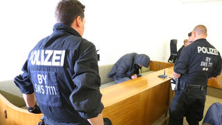 24.05.2018, Bayern, Kempten: Ein 35-Jähriger sitzt im Landgericht auf der Anklagebank. Der Mann ist der Vergewaltigung und Ermordung einer 22 Jahre alten Frau in Weißensberg bei Lindau angeklagt. (zu dpa "Ex-Nachbar wegen Mord an 22-Jähriger vor Gericht" vom 24.05.2018) Foto: Karl-Josef Hildenbrand/dpa +++ dpa-Bildfunk +++