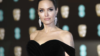 18.02.2018, Großbritannien, London: Die US-amerikanische Schauspielerin Angelina Jolie kommt zu den British Academy Film Awards (BAFTA) in der Royal Albert Hall. Foto: Vianney Le Caer/Invision/AP/dpa +++ dpa-Bildfunk +++