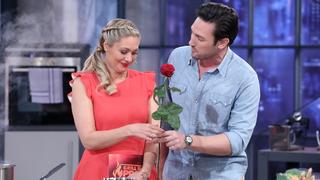 Daniel Völz übergibt in alter "Bachelor"-Manier eine Rose an Ruth Moschner bei "Grill den Profi".