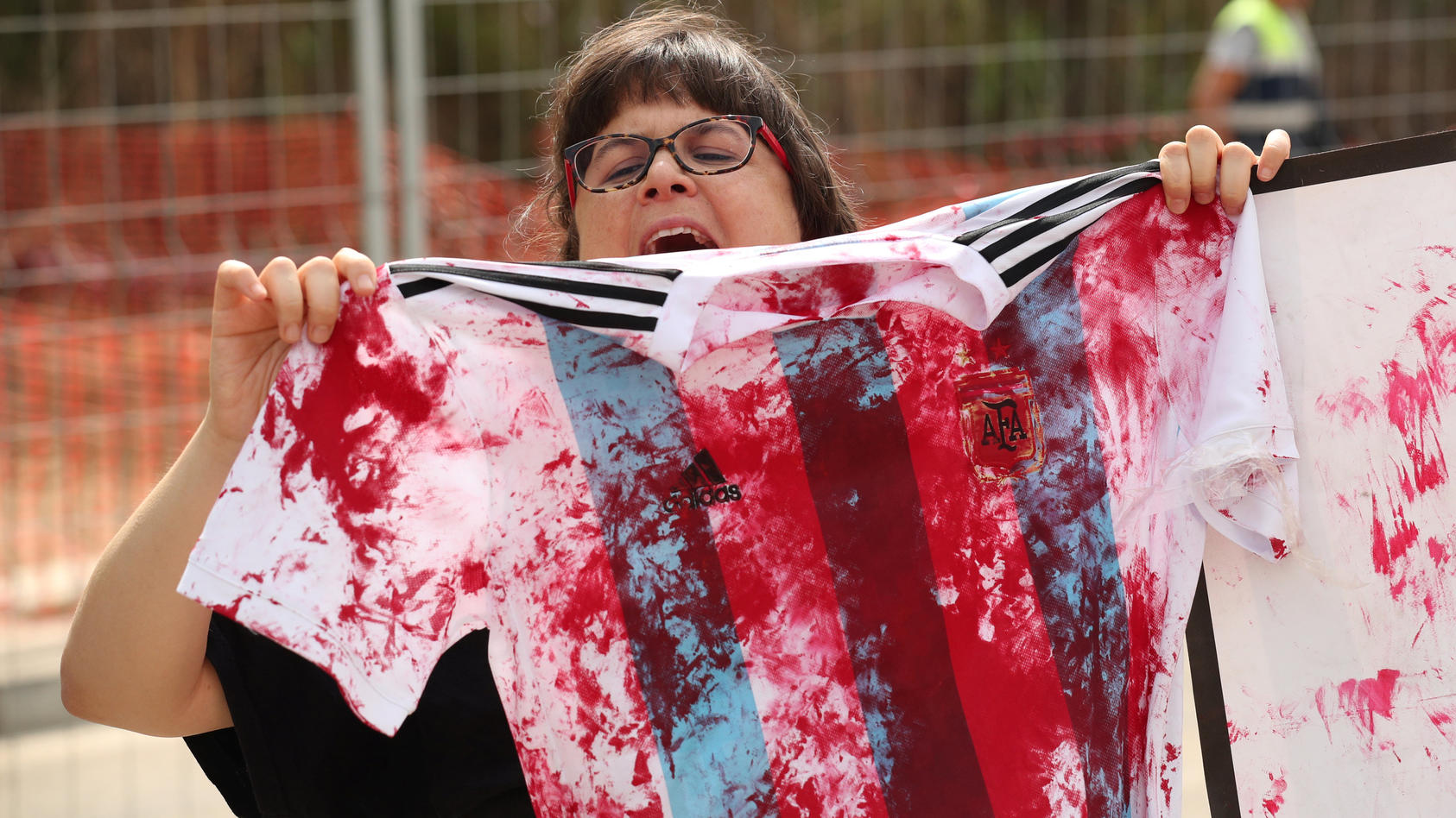 Rund 30 Palästina-'Aktivisten' reckten beim Training der 'Albiceleste' mit blutroter Farbe beschmierte Argentinien-Trikots in die Höhe.
