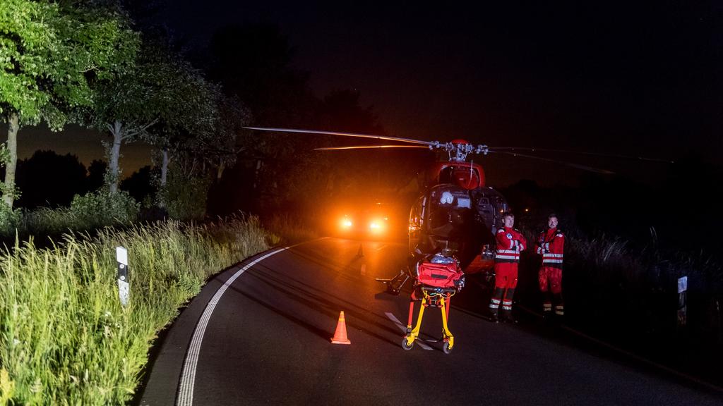 Der Schwerverletzte wurde mit einem Rettungshubschrauber ins Uniklinikum Kiel geflogen.