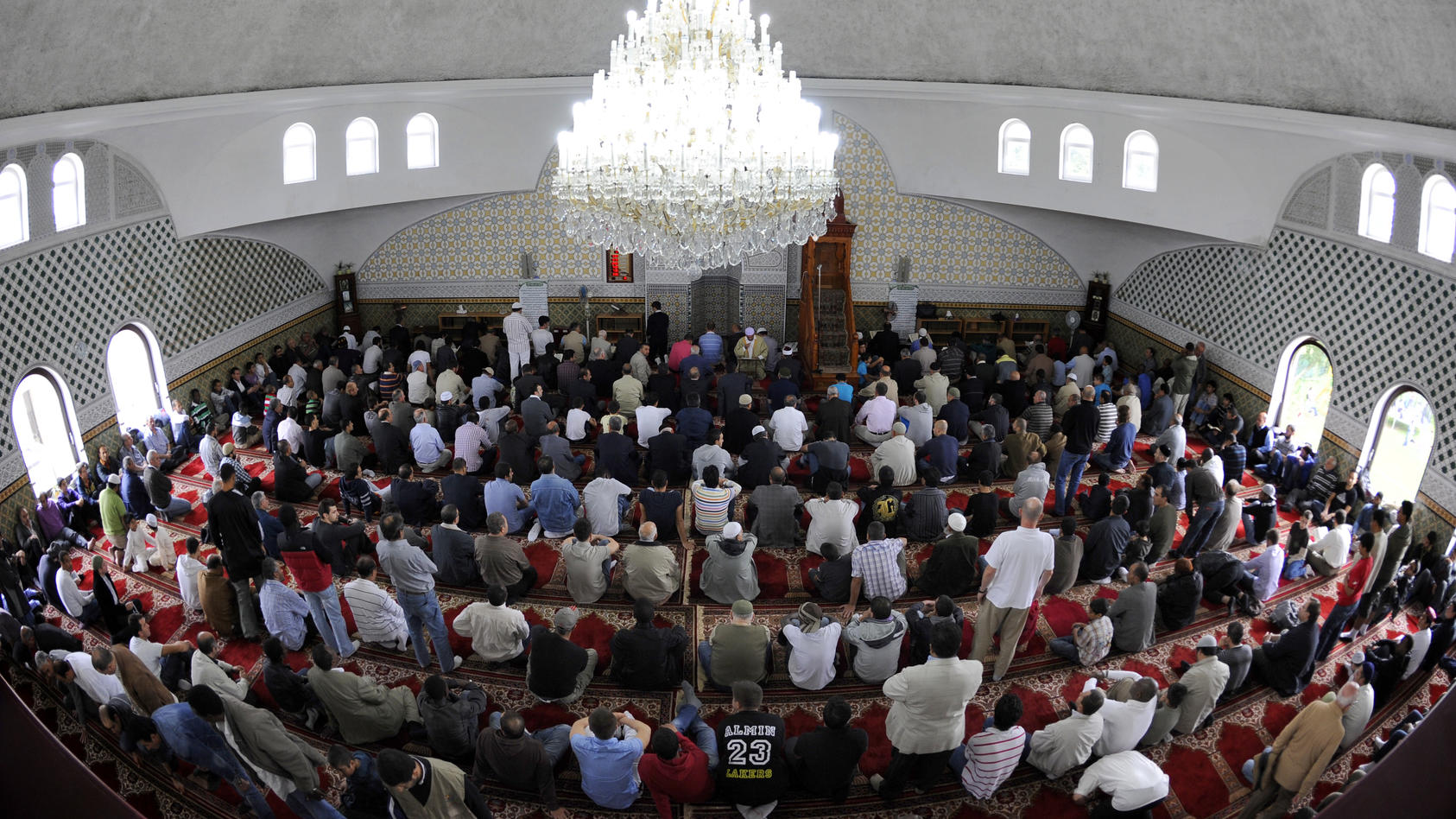 Muslime am Freitag, 03. September 2010, während des Freitagsgebets in der Moschee beim Hubertusdamm