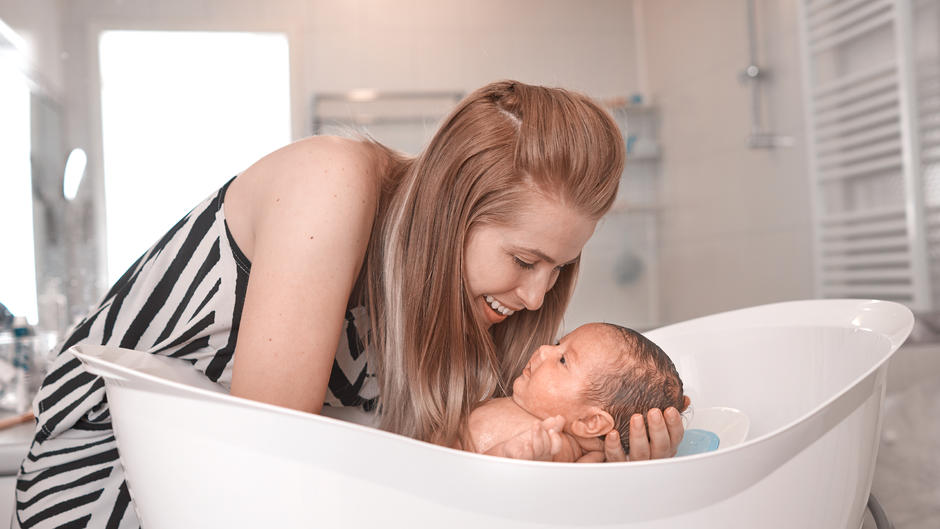 Säugling baden: Ab wann darf ich mein Baby baden?