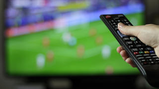 Die Verbraucherzentrale warnt vor teuren TV-Mietpreisen.