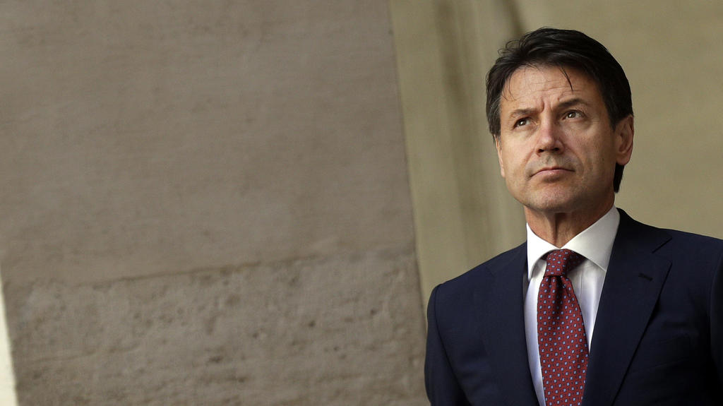 11.06.2018, Italien, Rom: Giuseppe Conte, Ministerpräsident von Italien, steht vor dem Regierungspalast Palazzo Chigi. Foto: Gregorio Borgia/AP/dpa +++ dpa-Bildfunk +++