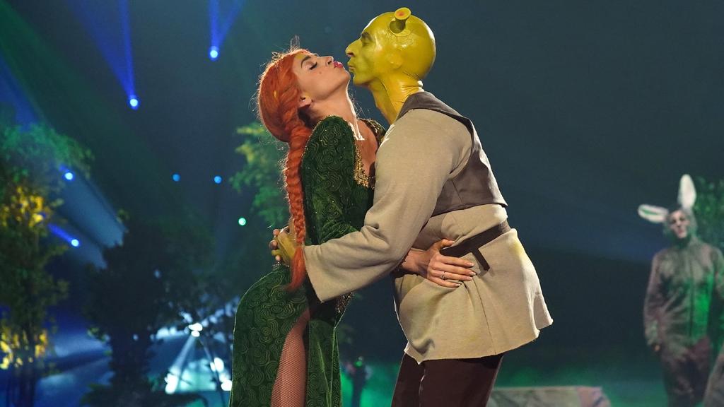 Ingolf Lück und Ekaterina Leonova tanzen Freestyle zu einem "Shrek"-Medley