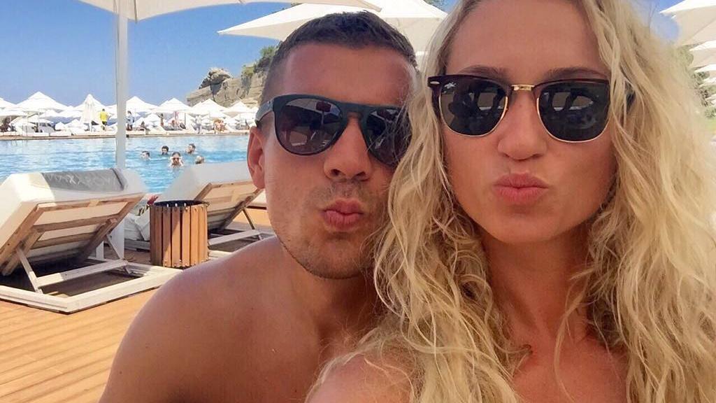 Lukas Podolski postete zum siebten Hochzeitstag ein süßes Selfie mit seiner Monika.