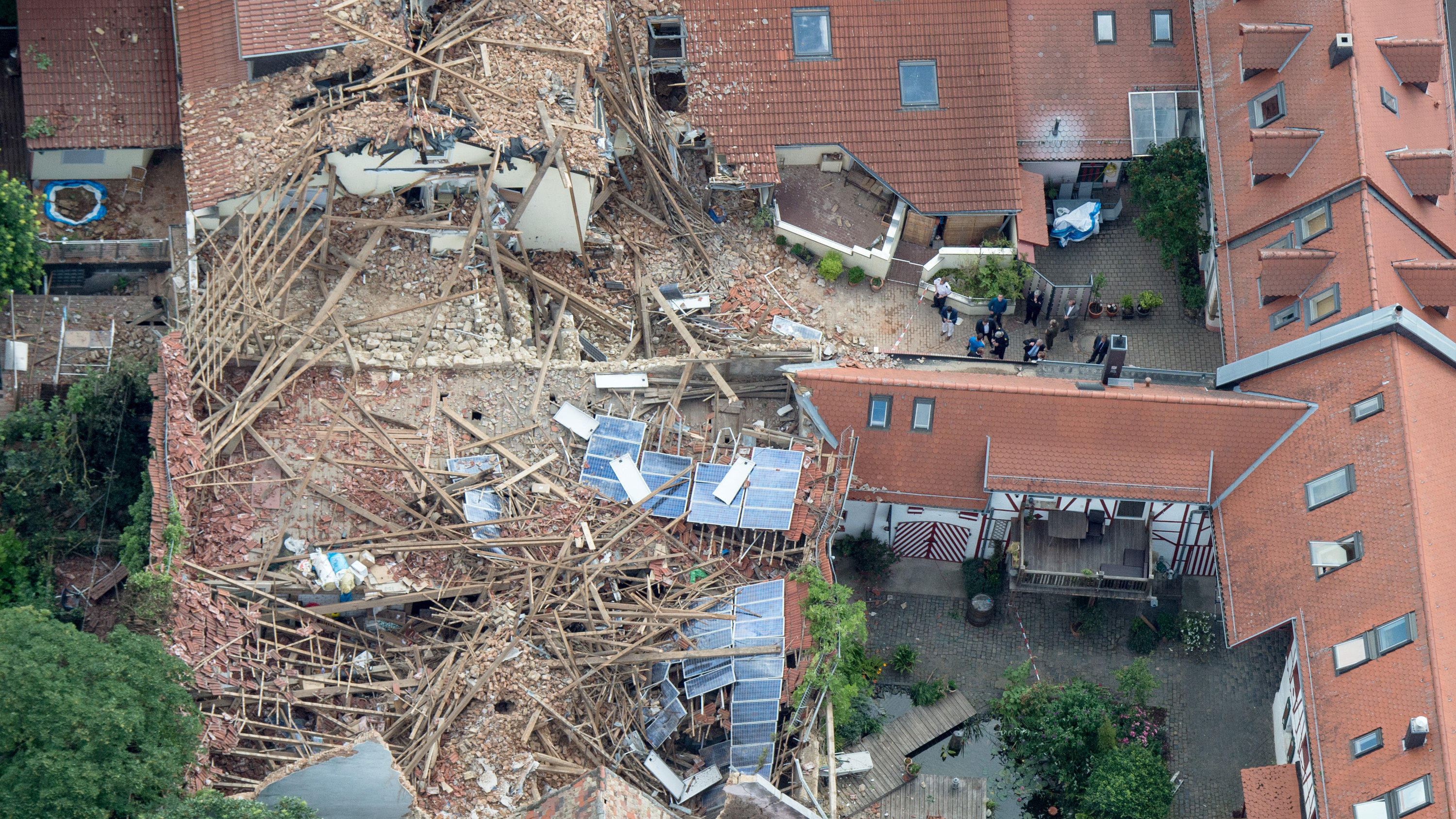 Die Aufnahme aus der Luft zeigt am 08.07.2015 das Ausmaß der Zerstörungen in Framersheim (Rheinland-Pfalz), nachdem ein Sturm am Vorabend durch den kleinen Ort gezogen war. Die Schäden gehen in die Millionen. Foto: Boris Roessler/dpa +++(c) dpa - Bil