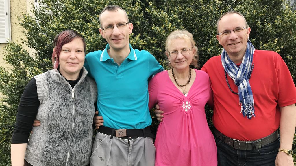 Systemgastronom Guido (2.v.l.) und seine Anke (l.) sind nach wie vor verliebt wie am ersten Tag - und nicht nur das: Schon bald wird ein Baby das himmlische Liebesglück krönen! Mama Sigrid (2.v.r.) und Bruder Heiko (r.) stehen dem Paar unterstützend