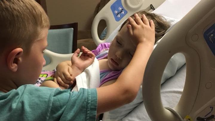 Der kleine Jackson (6) am Krankenbett seiner kleinen Schwester Addy, die wenig später den Kampf gegen den Krebs verliert.