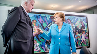 dpatopbilder - 13.06.2018, Berlin: Bundeskanzlerin Angela Merkel (CDU) spricht mit Horst Seehofer (CSU), Bundesminister für Inneres, Heimat und Bau, vor Beginn der Sitzung des Bundeskabinetts im Kanzleramt. Foto: Michael Kappeler/dpa +++ dpa-Bildfunk +++