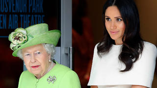 14.06.2018, Großbritannien, Cheshire, Chester: Die britische Königin Elizabeth II. und Herzogin Meghan bei ihrem Besuch. Foto: Martin Rickett/PA Wire/dpa +++ dpa-Bildfunk +++
