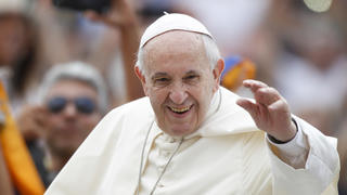 13.06.2018, Vatikan: Papst Franziskus winkt bei seiner Ankunft zur wöchentlichen Generalaudienz den Gläubigen zu. Foto: Riccardo De Luca/AP/dpa +++ dpa-Bildfunk +++