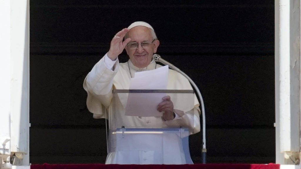 Vatikanstadt: Papst Franziskus winkt zu Gläubigen