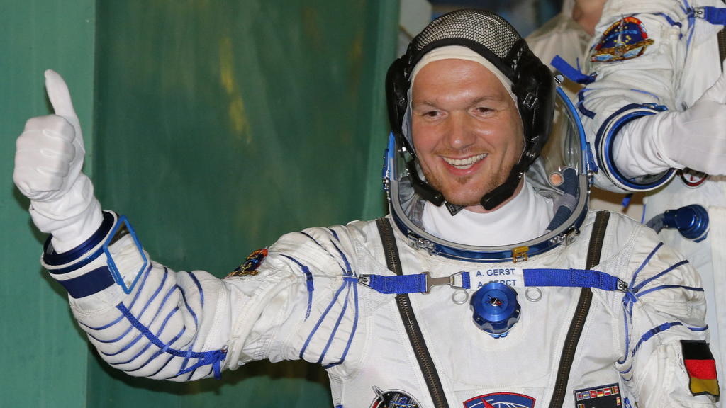 ARCHIV - 28.05.2014, Kasachstan, Baikonur: ESA-Astronaut Alexander Gerst gestikuliert vor dem Start zur Mission zur ISS. (zu dpa: "«Astro-Alex» Superstar - ISS-Commander mit besonderer Mission" vom 05.06.2018) Foto: Dmitry Lovetsky / Pool/AP POOL/dp