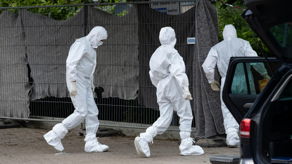 Am Fundort der Leiche sucht die Spurensicherung nach Hinweisen auf den Täter.