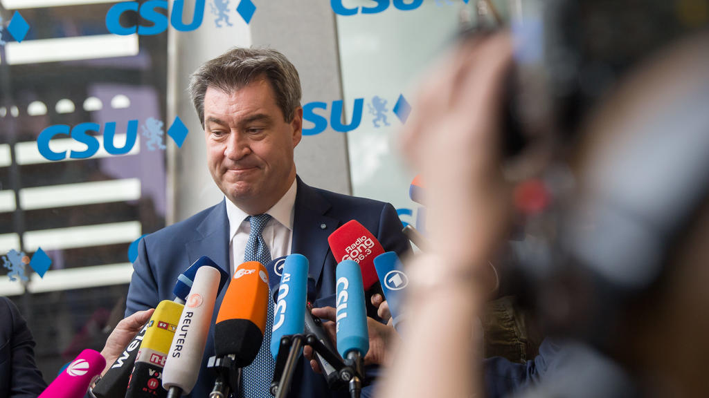 18.06.2018, Bayern, München: Markus Söder (CSU), Ministerpräsident von Bayern, spricht vor der Sitzung des CSU-Vorstands in die Mikrofone der Rundfunksender. Foto: Peter Kneffel/dpa +++ dpa-Bildfunk +++
