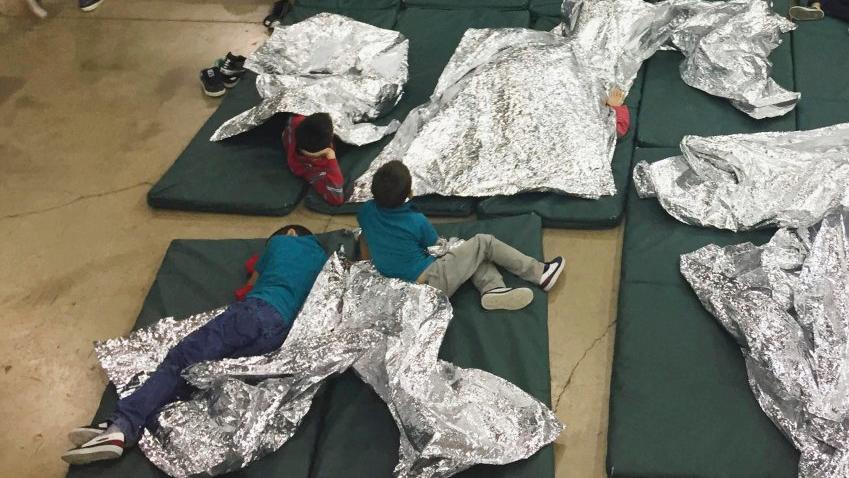 Kinder im Auffanglager an der Grenze zwischen den USA und Mexiko.