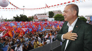 18.06.2018, Türkei, Samsun: Recep Tayyip Erdogan, Präsident der Türkei, spricht während einer Wahlkampfveranstaltung zu Unterstützern seiner islamisch-konservativen Regierungspartei AKP. In der Türkei finden am 24. Juni Parlaments- und Präsidentschaftswahlen statt. Foto: -/POOL Presidency Press Service/AP/dpa +++ dpa-Bildfunk +++
