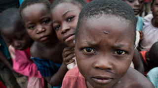ARCHIV - HANDOUT - 29.11.2017, Kongo: Flüchtlingskinder stehen in einem Flüchtlingsdorf. (zu dpa «Größte Fluchtkrisen 2017: Boote voller Rohingya, Gewalt im Kongo» vom 18.06.2018) Foto: Christian Jepsen/Norwegian Refugee Council NRC/dpa +++ dpa-Bildfunk +++