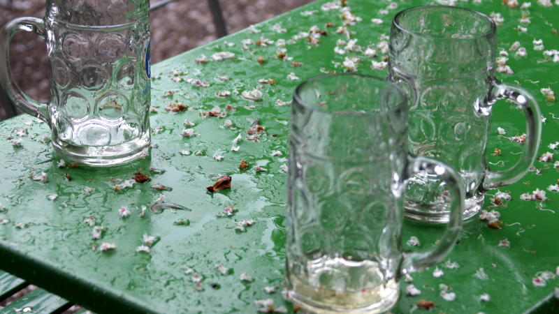 Leere Maßkrüge stehen am Dienstag (03.05.2011) in München (Oberbayern) im Englischen Garten auf einem Tisch. Regen und kühlere Temperaturen bestimmen das Wetter in Bayern, doch bereits in den nächsten Tagen soll es wieder frühlingshaft warm werden. F