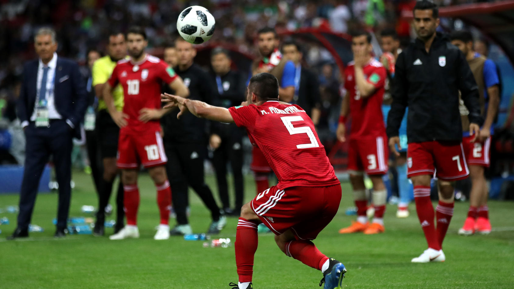Was für eine Aktion: der Iraner Milad Mohammadi bei seinem Einwurf-Versuch im WM-Spiel gegen Spanien.