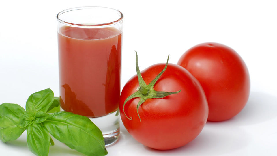 Zwei Tomaten und ein Glas Tomatensaft
