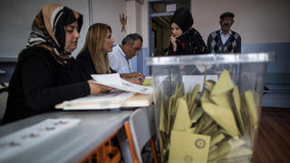 24.06.2018, Türkei, Istanbul: Wähler und Wählerinnen kommen in ein Wahllokal um ihre Stimmen abzugeben. Fast 60 Millionen Türken sind aufgerufen, ein neues Parlament und einen Präsidenten zu wählen. Foto: Oliver Weiken/dpa +++ dpa-Bildfunk +++