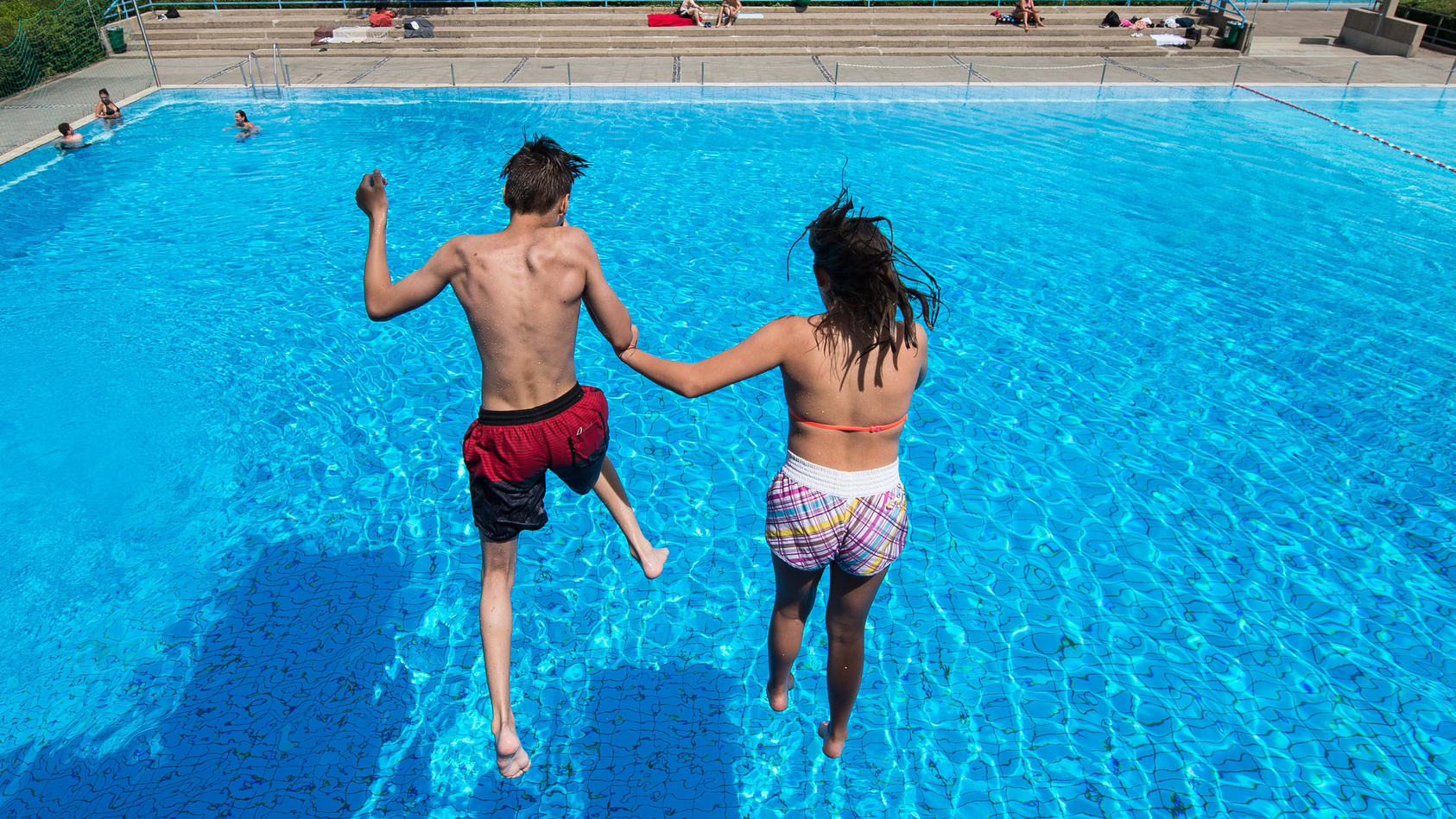 Oben Ohne Im Freibad In Göttingen Kann Man Am Wochenende Mit Nackten Brüsten Ins Wasser 1121