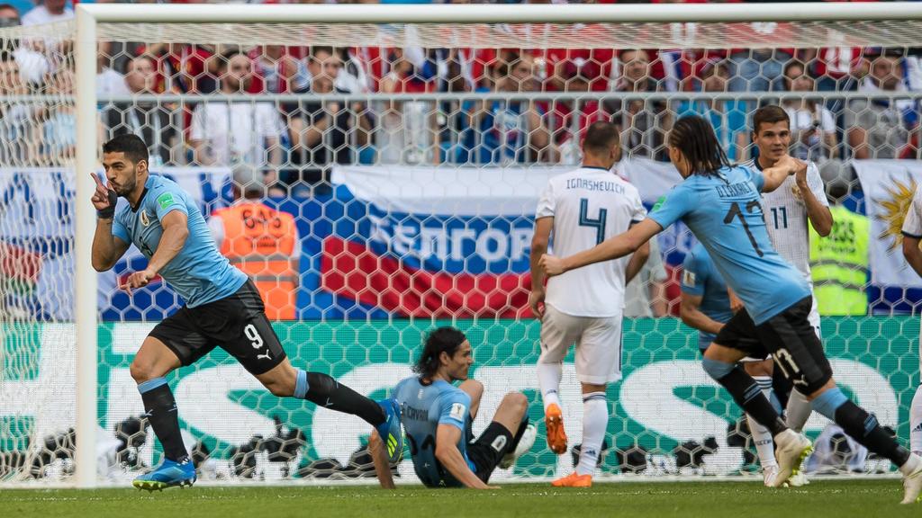 Drittes Spiel, zweites Tor für Luis Suarez (l.), der beim Torjubel wieder seine schwangere Frau grüßt