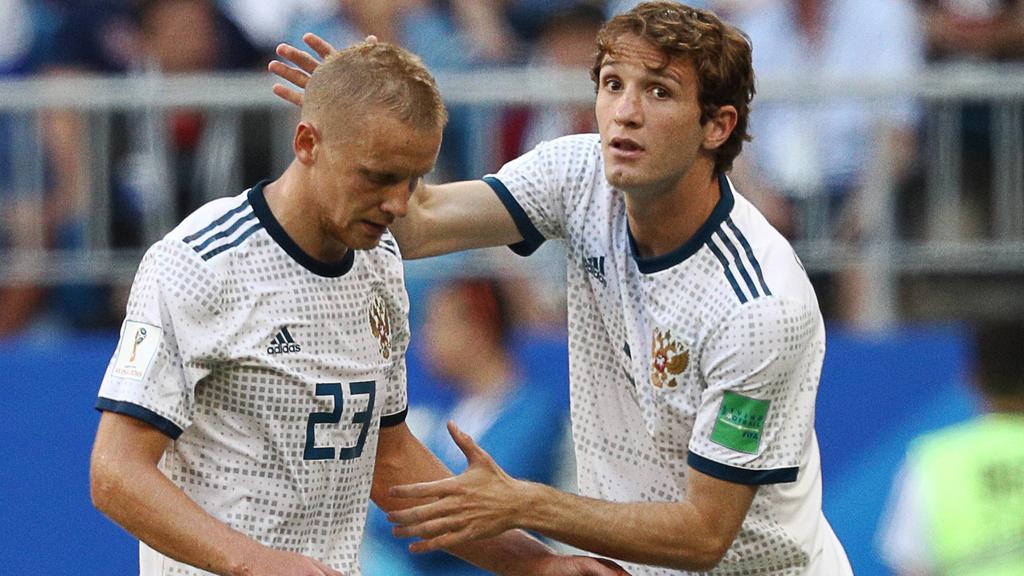 Muss früh mit Gelb-Rot vom Feld: Igor Smolnikov (l.)