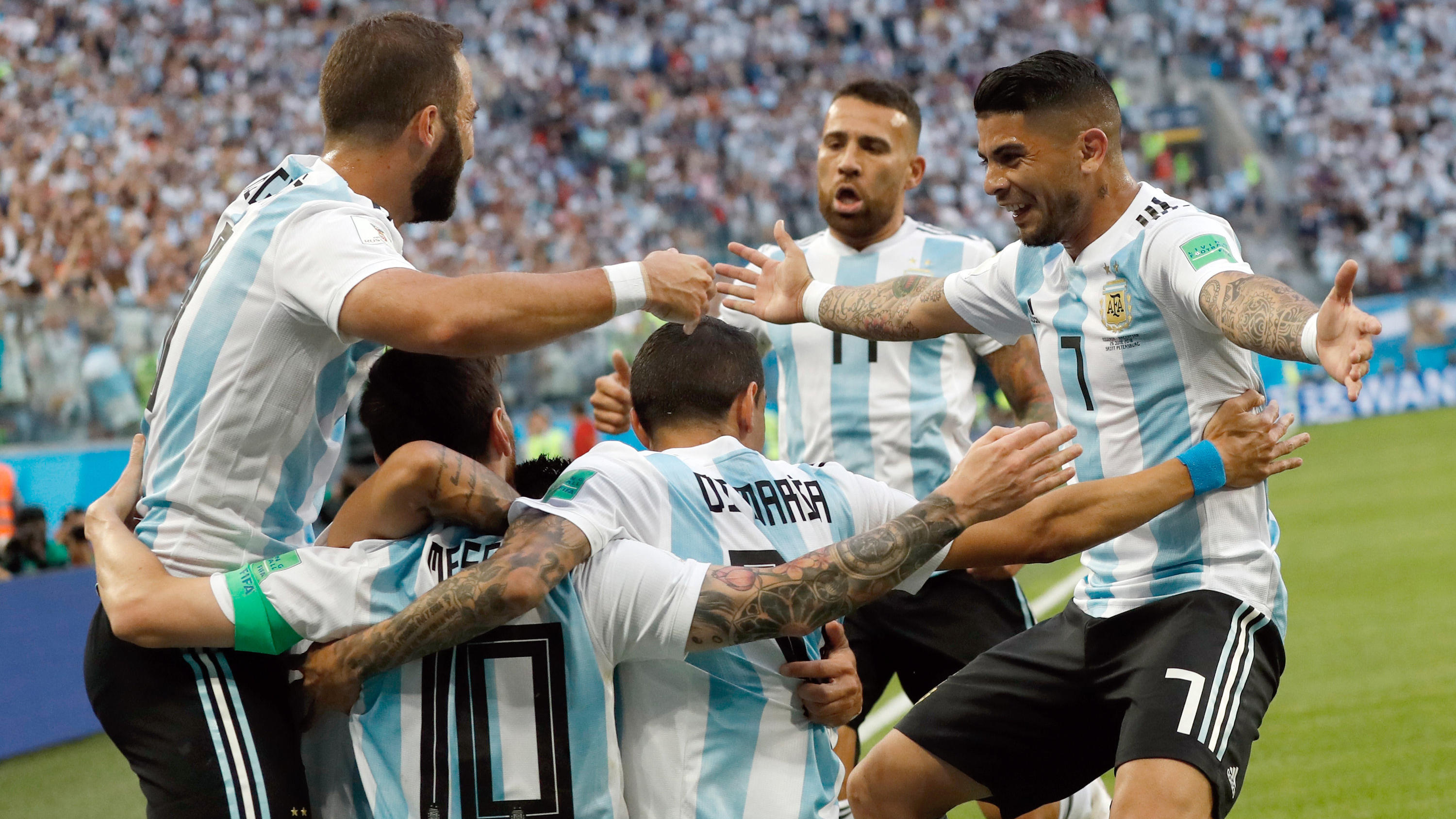 Riesiger Jubel: Argentinien bleibt nach einem späten Tor im Turnier.