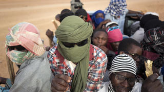 04 Juni 2018, Niger, Agadez: Migranten aus Niger und Drittländern fahren in Richtung Libyen. Algerien geht mit zunehmender Härte gegen illegal Eingewanderte aus dem südlichen Afrika vor: Sie werden zu Tausenden außer Landes gebracht und in der Wüste an der Grenze zu Niger ausgesetzt. Foto: Jerome Delay/AP/dpa +++ dpa-Bildfunk +++