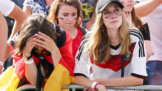 27.06.2018, Hamburg: Fans reagieren auf die Leistung der Deutschen Mannschaft bei dem Public Viewings zur WM-Vorrunde Südkorea - Deutschland mit ihrer Mannschaft. Deutschland verliert das Spiel mit 2:0 Toren. Foto: Ulrich Perrey/dpa +++ dpa-Bildfunk +++
