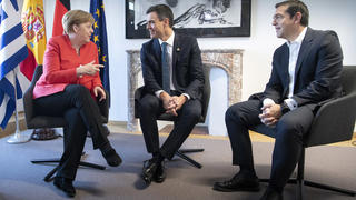 HANDOUT - 29.06.2018, Belgien, Brüssel: Bundeskanzlerin Angela Merkel (CDU) im Gespräch mit dem spanischen Ministerpräsidenten Pedro Sanchez und dem griechischen Ministerpräsidenten Alexis Tsipras zu Beginn des zweiten Tages des Europäischen Rats. Beim Treffen der EU Staats- und Regierungschefs steht unter anderem die Flüchtlingspolitik auf dem Programm. Foto: Guido Bergmann/Bundesregierung/dpa +++ dpa-Bildfunk +++