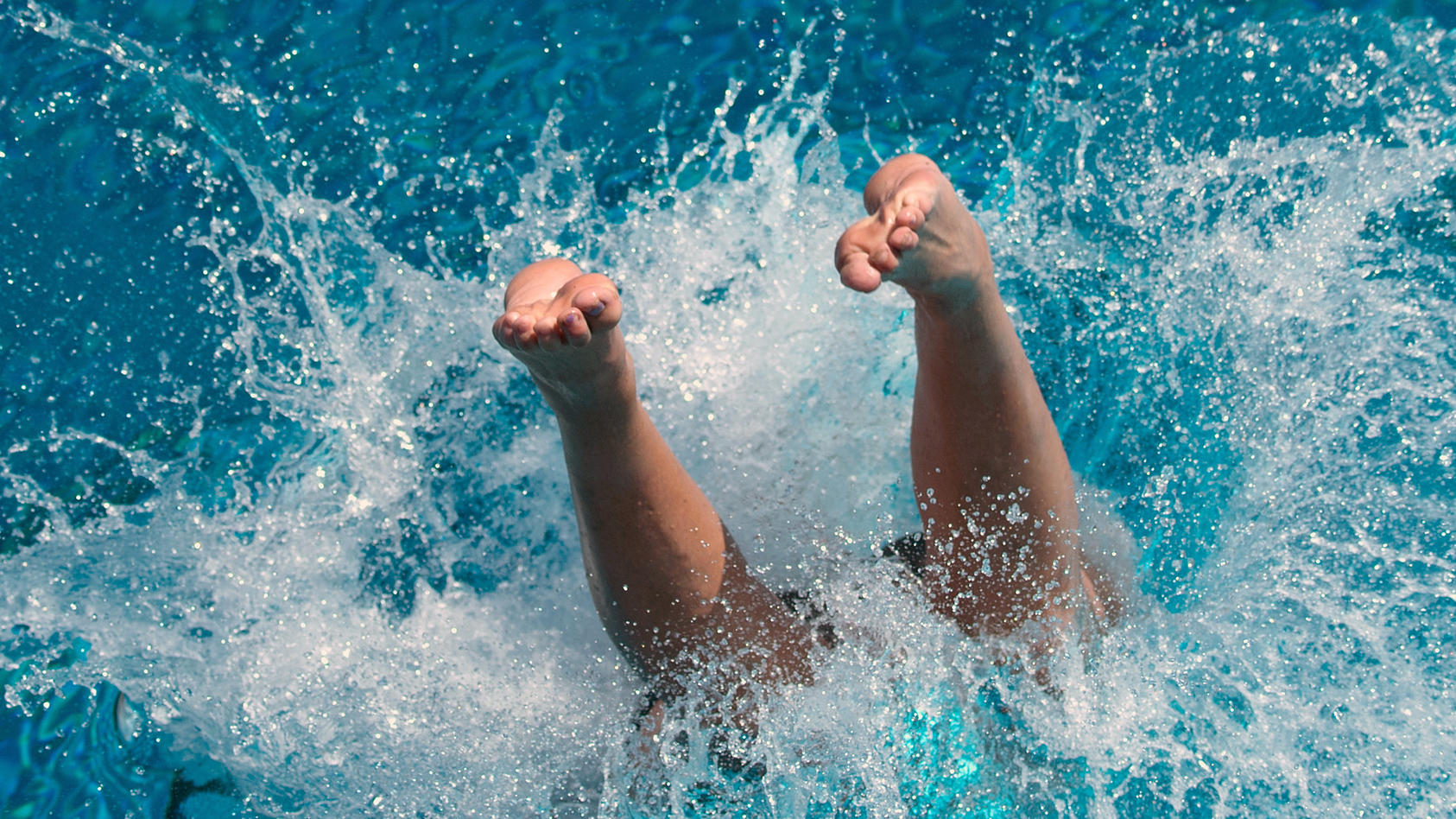 30.05.2018, Brandenburg, Kleinmachnow: Eine Rettungsschwimmerin testet das neue Sprungbecken im sanierten Schwimmbad Kiebitzberge bei sommerlichen Temperaturen. Das Schwimmbad wurde für über 5 Millionen Euro saniert und öffnet am 2. Juni 2018. Foto: 
