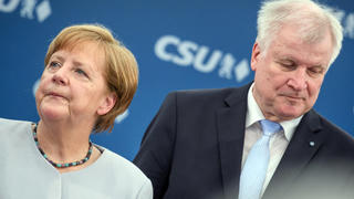ARCHIV - 28.05.2017, Bayern, München: Bundeskanzlerin Angela Merkel (CDU) und der damalige bayerische Ministerpräsident Horst Seehofer (CSU) stehen nach ihren Reden bei einem gemeinsamen Wahlkampftermin von CDU und CSU in einem Bierzelt auf der Truderinger Festwoche nebeneinander auf der Bühne. (zu dpa-Berichterstattung über den Asylstreit in den Unionsparteien vom 01.07.2018) Foto: Matthias Balk/dpa +++ dpa-Bildfunk +++